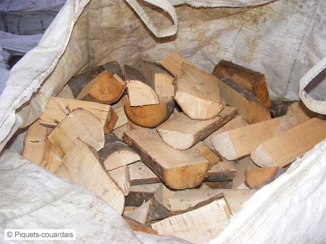 Chutes de piquets de bois en big-bag