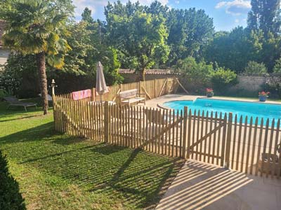 Ganivelles autour d'une piscine