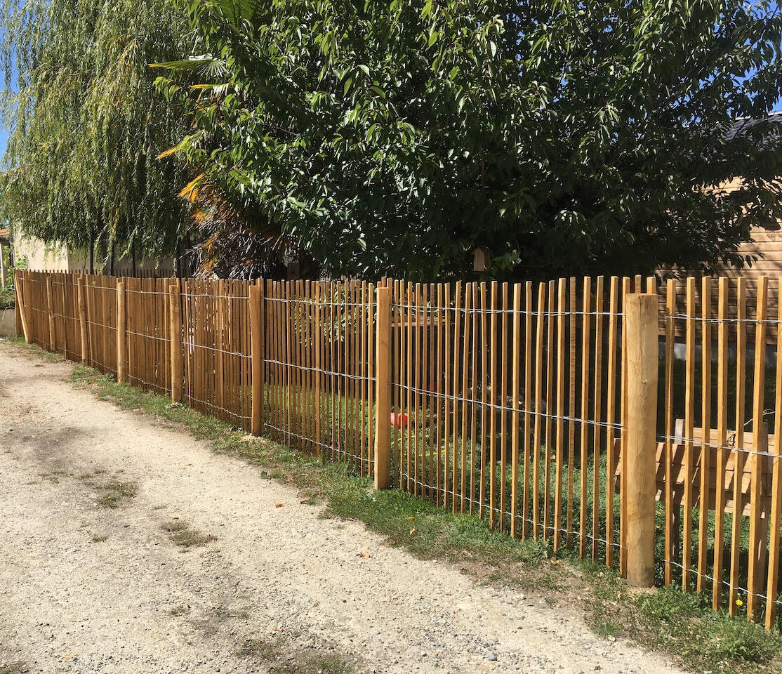 piquets-couardais-ganivelle-jointive-portillon-composteur-chemin-lattes-volige-planche-croisillons-déchet-bois-châtaignier-clôture-prailles-la-couarde-deux-sèvres-jardin-enclos-barrière-79