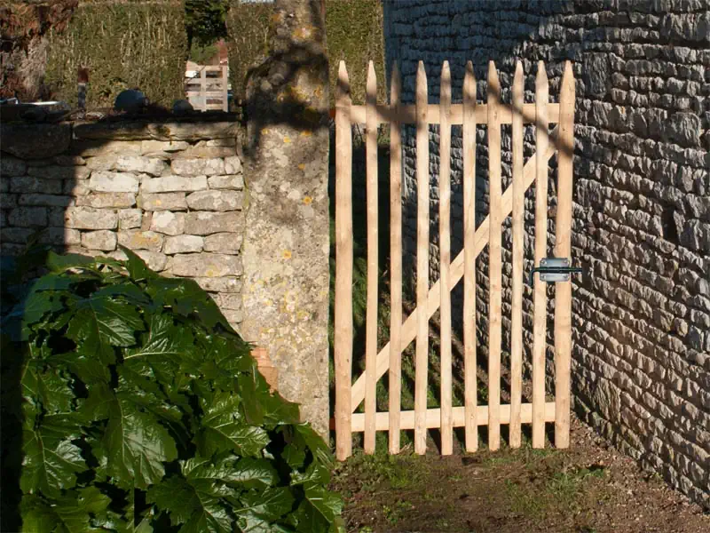 piquets-couardais-ganivelle-jointive-portillon-composteur-chemin-lattes-volige-planche-croisillons-déchet-bois-châtaignier-clôture-prailles-la-couarde-deux-sèvres-jardin-enclos-barrière-79